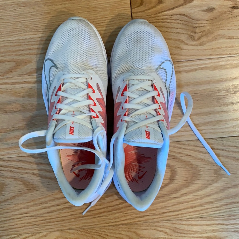 Womens Nike Quest size 8